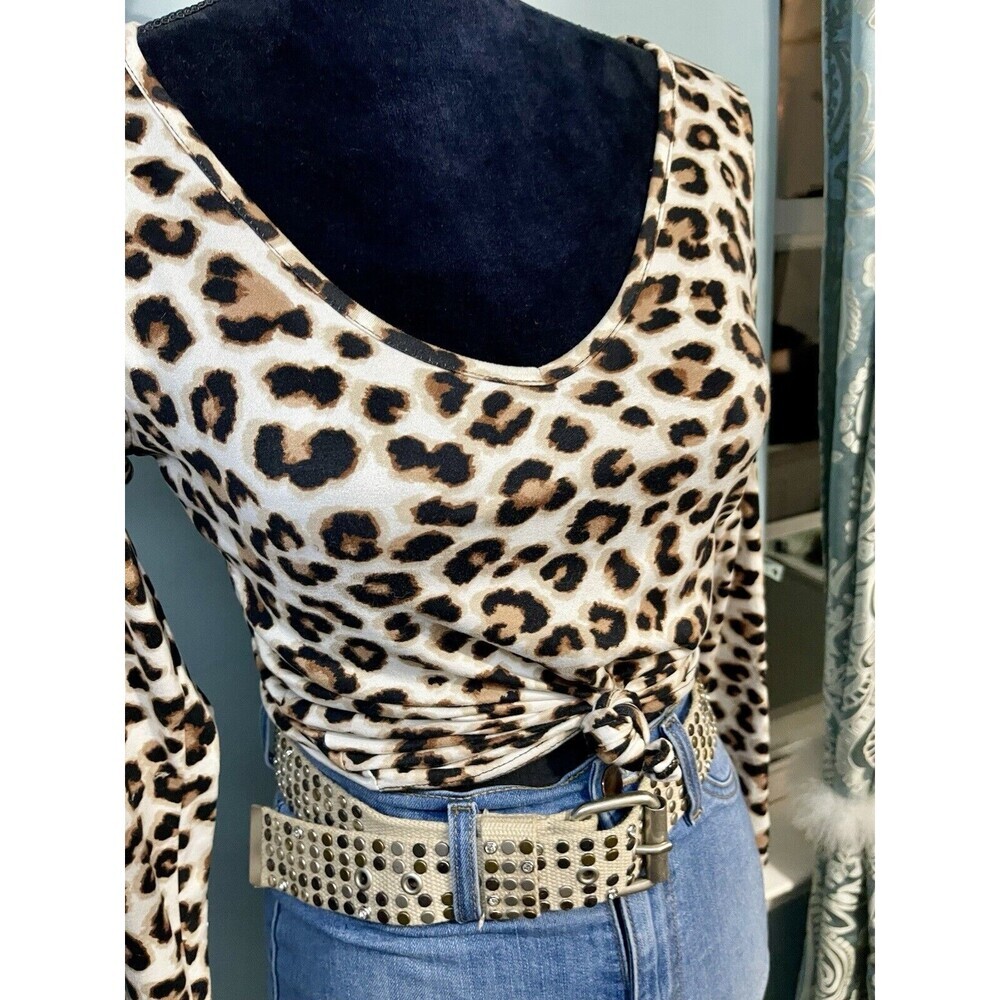 Women’s 3 Piece Outfit SzSm Cheetah Top Studded Belt High Waisted Jeans Sz5 - Picture 4 of 6